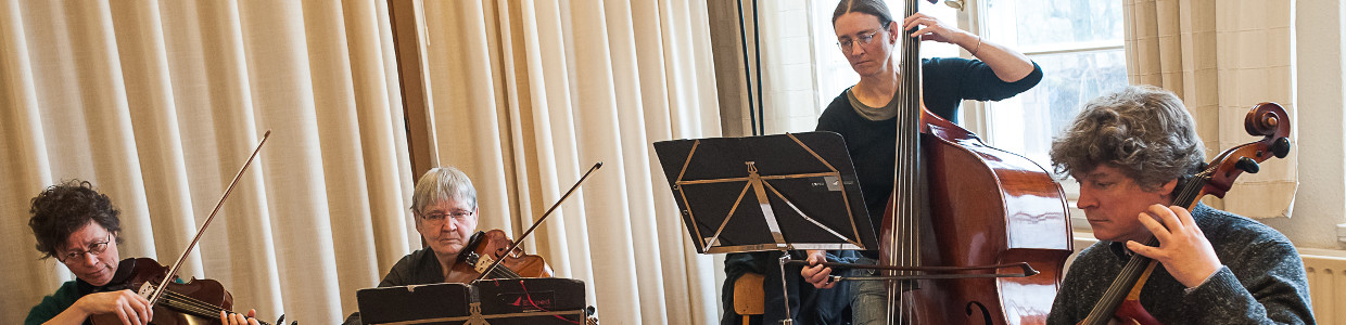 Musiker sitzend und stehend