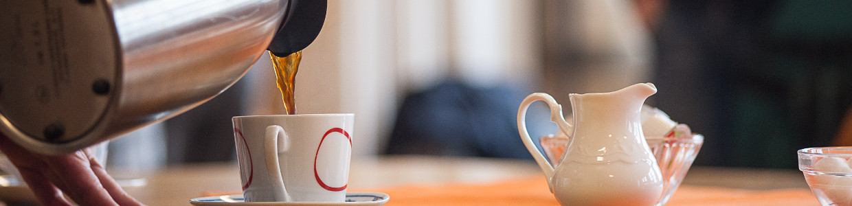 Kaffee eingiessen